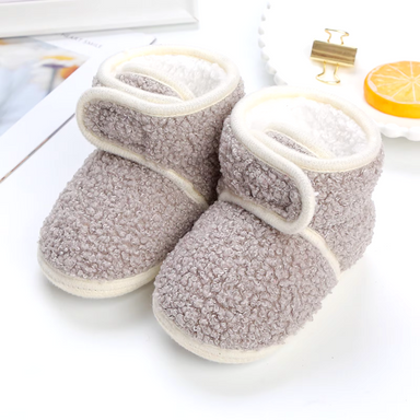 Baby booties keep little feet warm – soft fleece, easy touch-fasten | boys and girls