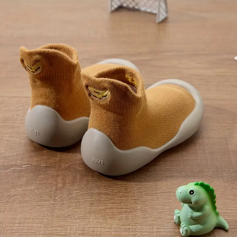 Barefoot baby shoes support natural foot development – flexible, non-slip sole | first walkers