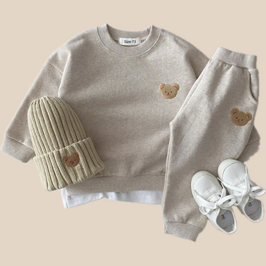 Bear tracksuit keeps kids cosy in soft cotton – elastic waist, easy to wear | kids
