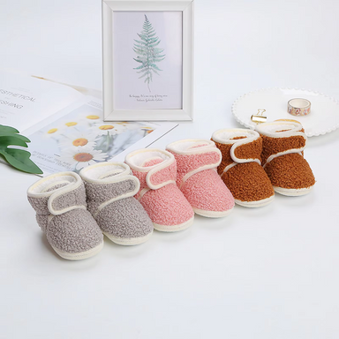 Baby booties keep little feet warm – soft fleece, easy touch-fasten | boys and girls