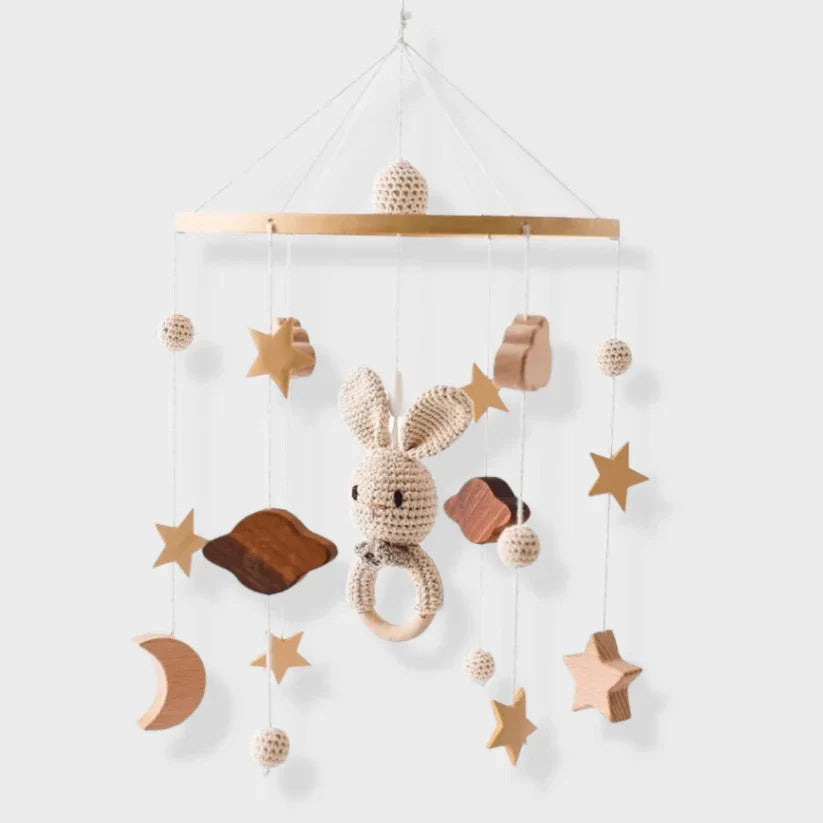 Wooden baby mobile without batteries – natural materials, soft colours | Nursery décor
