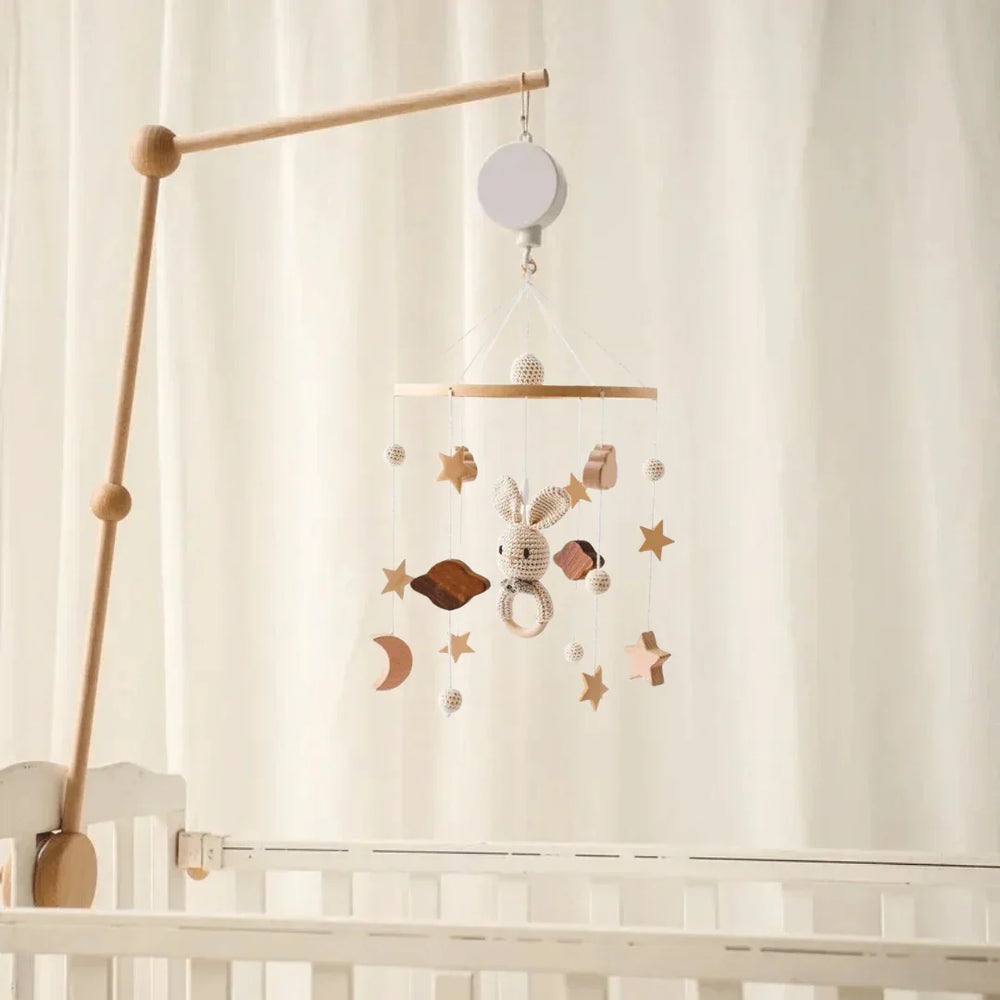 Wooden baby mobile without batteries – natural materials, soft colours | Nursery décor