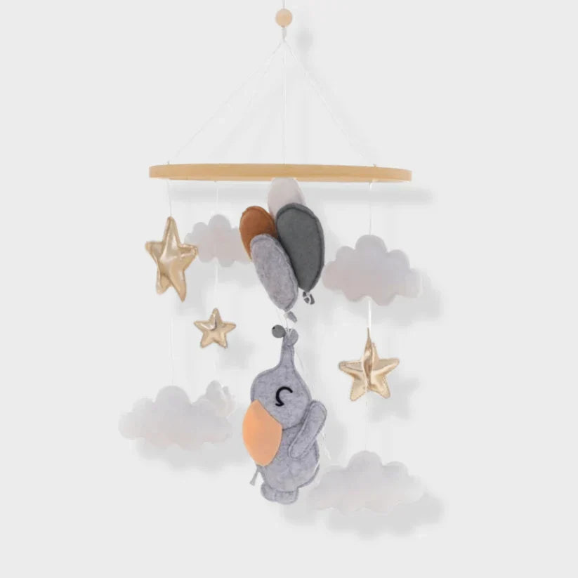 Wooden baby mobile without batteries – natural materials, soft colours | Nursery décor