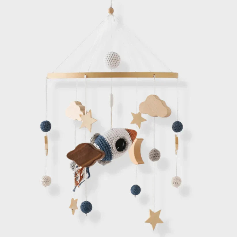 Wooden baby mobile without batteries – natural materials, soft colours | Nursery décor