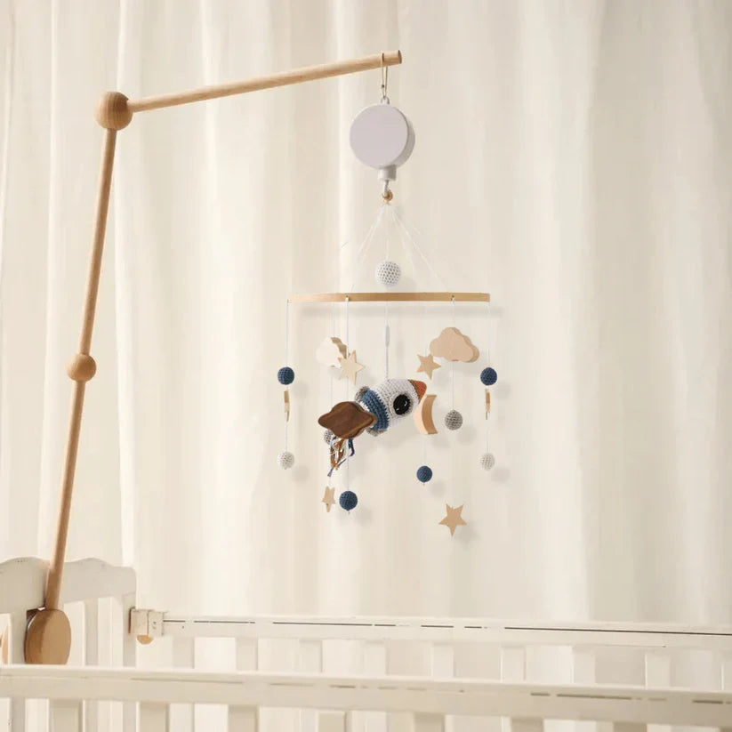 Wooden baby mobile without batteries – natural materials, soft colours | Nursery décor