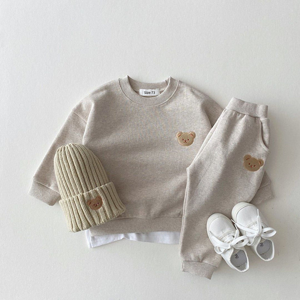 Bear tracksuit keeps kids cosy in soft cotton – elastic waist, easy to wear | kids