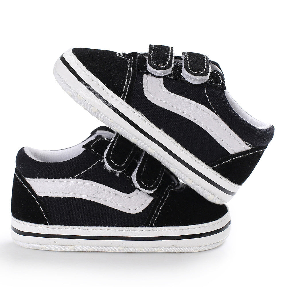 Baby trainers with soft sole – lightweight, easy velcro fastening | first steps