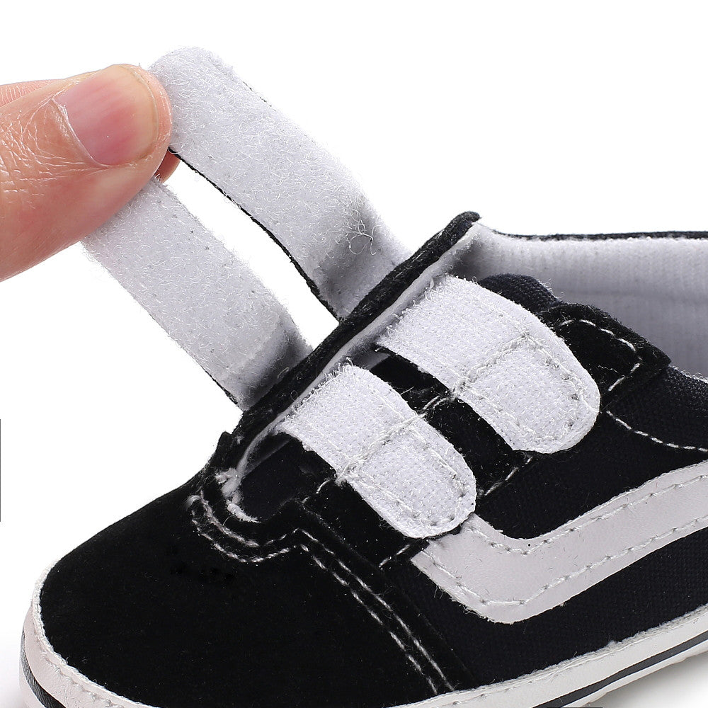 Baby trainers with soft sole – lightweight, easy velcro fastening | first steps