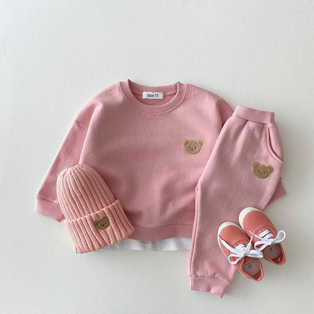 Bear tracksuit keeps kids cosy in soft cotton – elastic waist, easy to wear | kids