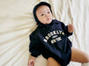 Baby romper with college-style New York print – soft cotton, popper fastening | unisex 0–2 years