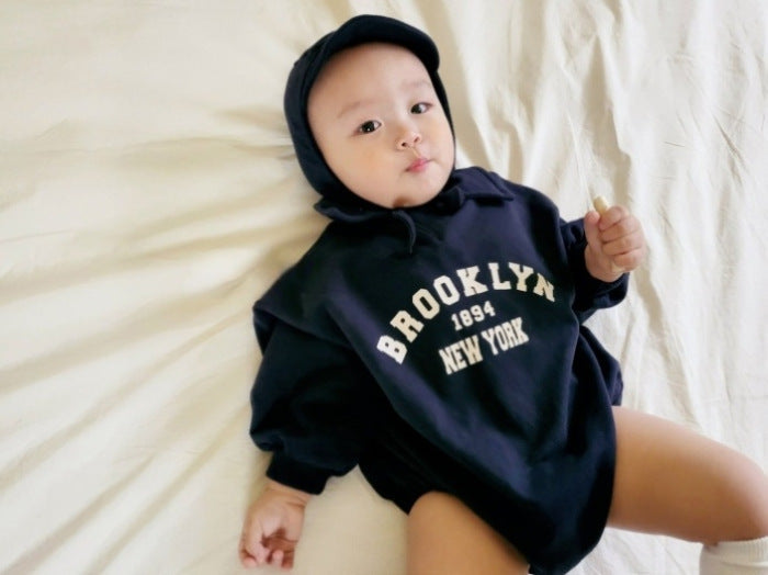 Baby romper with college-style New York print – soft cotton, popper fastening | unisex 0–2 years