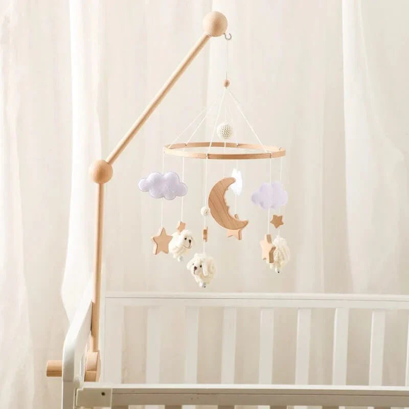 Wooden baby mobile without batteries – natural materials, soft colours | Nursery décor