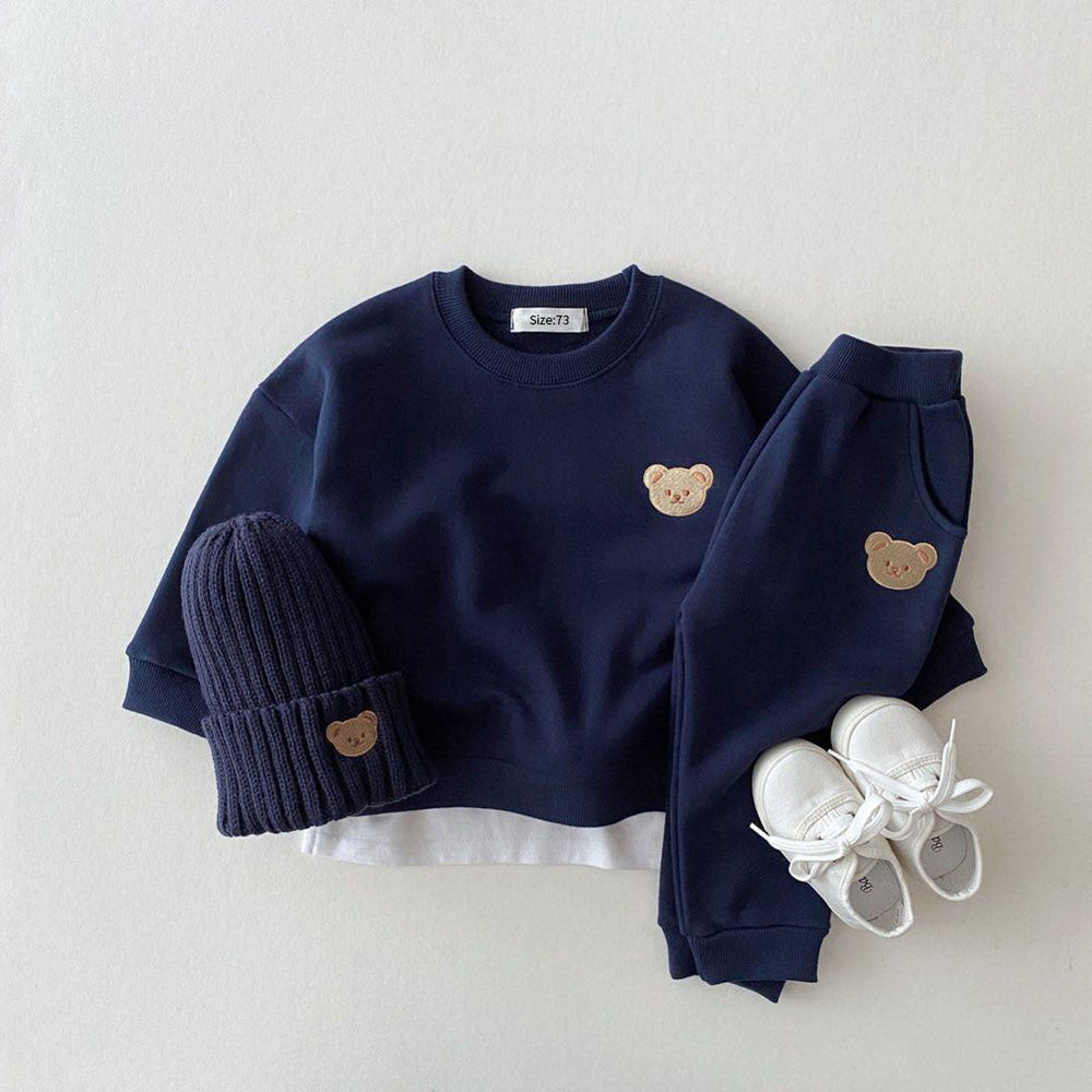 Bear tracksuit keeps kids cosy in soft cotton – elastic waist, easy to wear | kids