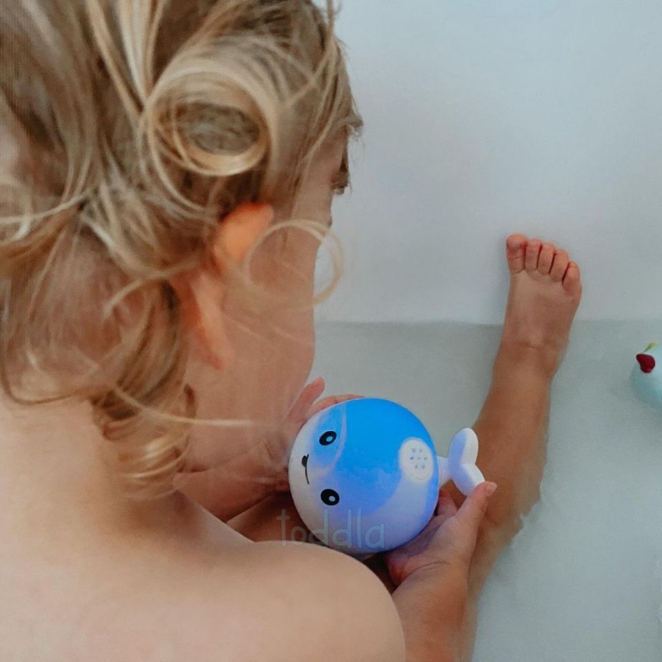 Whale bath toy squirts water – light effects, waterproof | for babies and toddlers