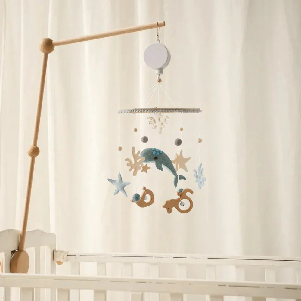 Wooden baby mobile without batteries – natural materials, soft colours | Nursery décor
