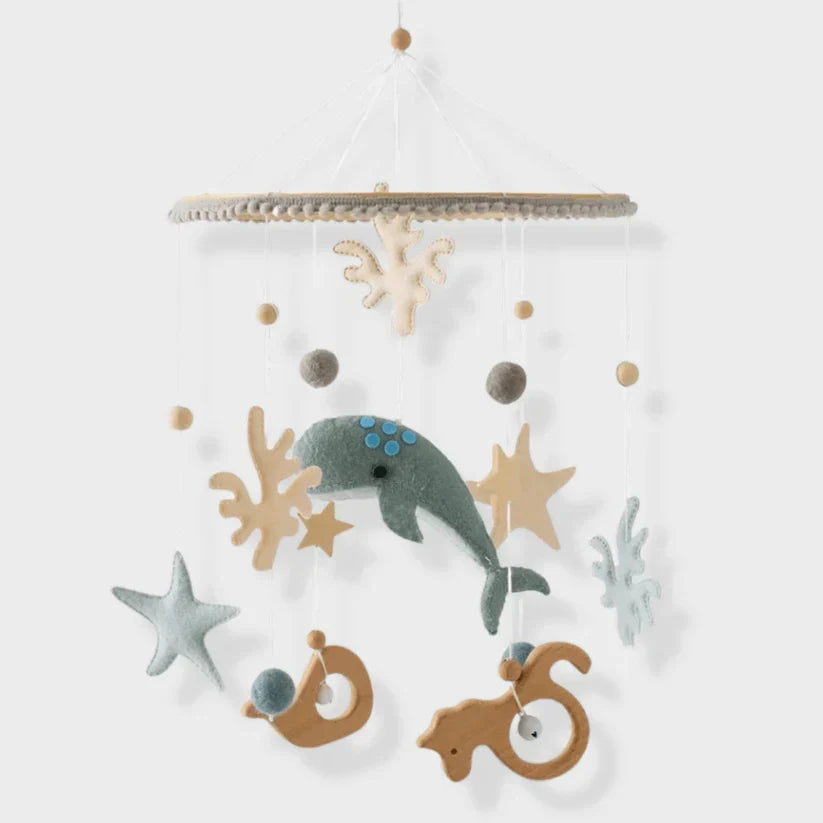 Wooden baby mobile without batteries – natural materials, soft colours | Nursery décor