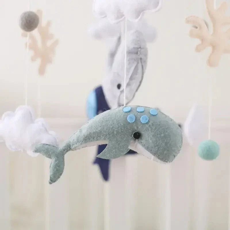 Wooden baby mobile without batteries – natural materials, soft colours | Nursery décor