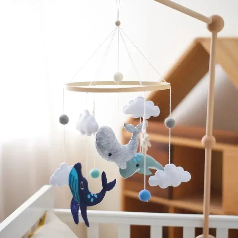Wooden baby mobile without batteries – natural materials, soft colours | Nursery décor