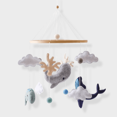 Wooden baby mobile without batteries – natural materials, soft colours | Nursery décor