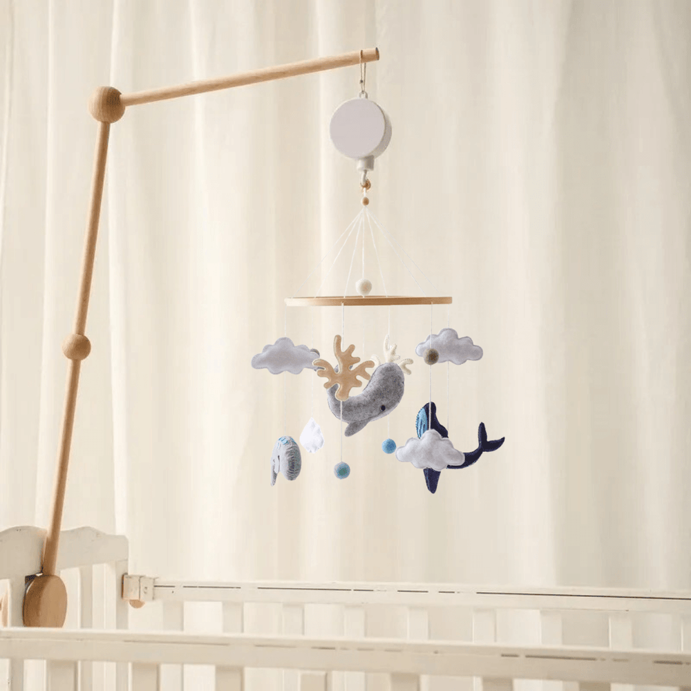 Wooden baby mobile without batteries – natural materials, soft colours | Nursery décor