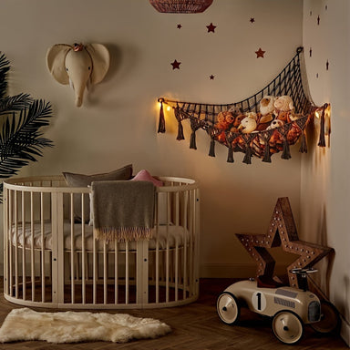 Macrame toy storage net keeps nurseries tidy – space-saving, sturdy cotton, boho style | kids' room