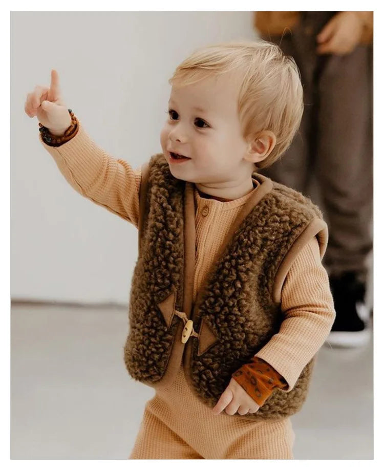 Kids bodywarmer warms without bulk – breathable, lightweight, easy to wear | unisex gilet