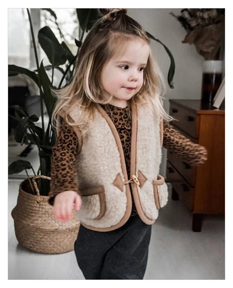 Kids bodywarmer warms without bulk – breathable, lightweight, easy to wear | unisex gilet