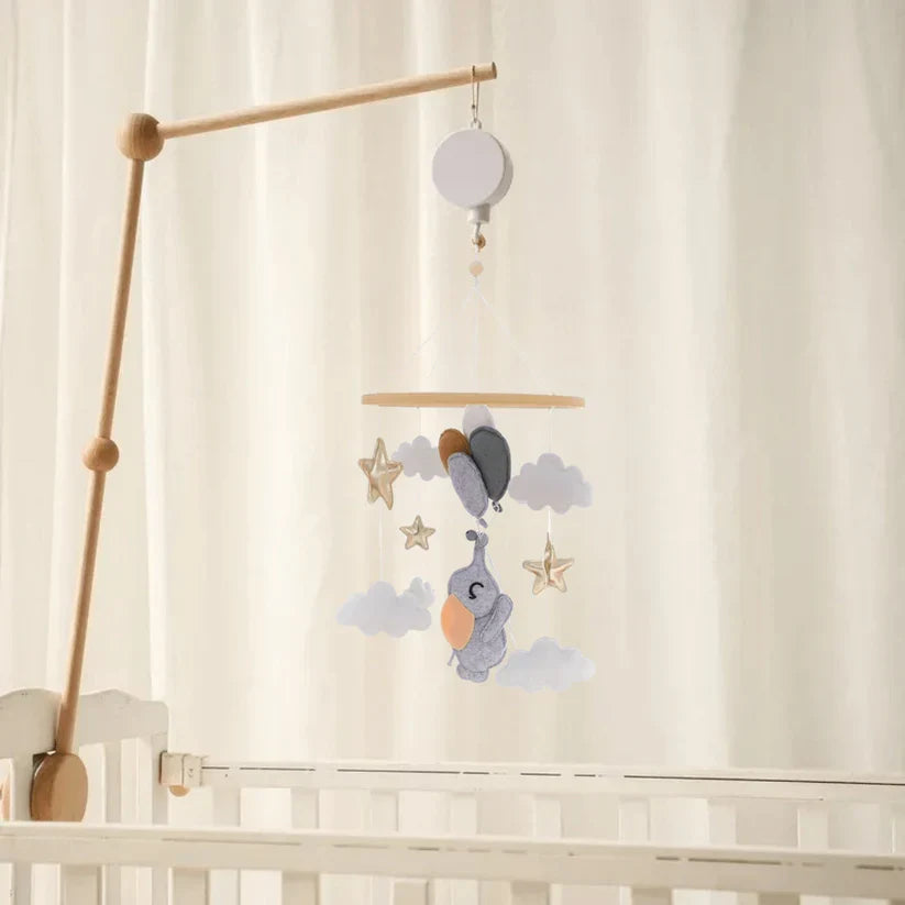 Wooden baby mobile without batteries – natural materials, soft colours | Nursery décor